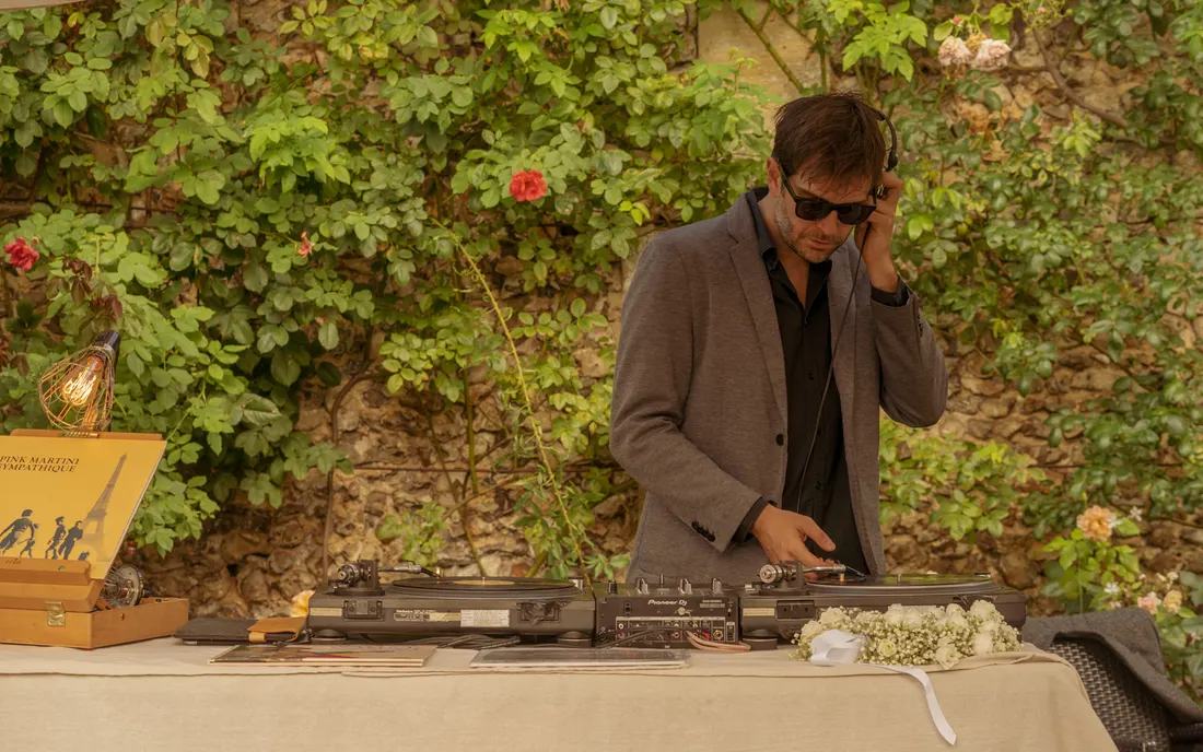 Baptiste aux platines du bar à vinyles, lors d'un mariage